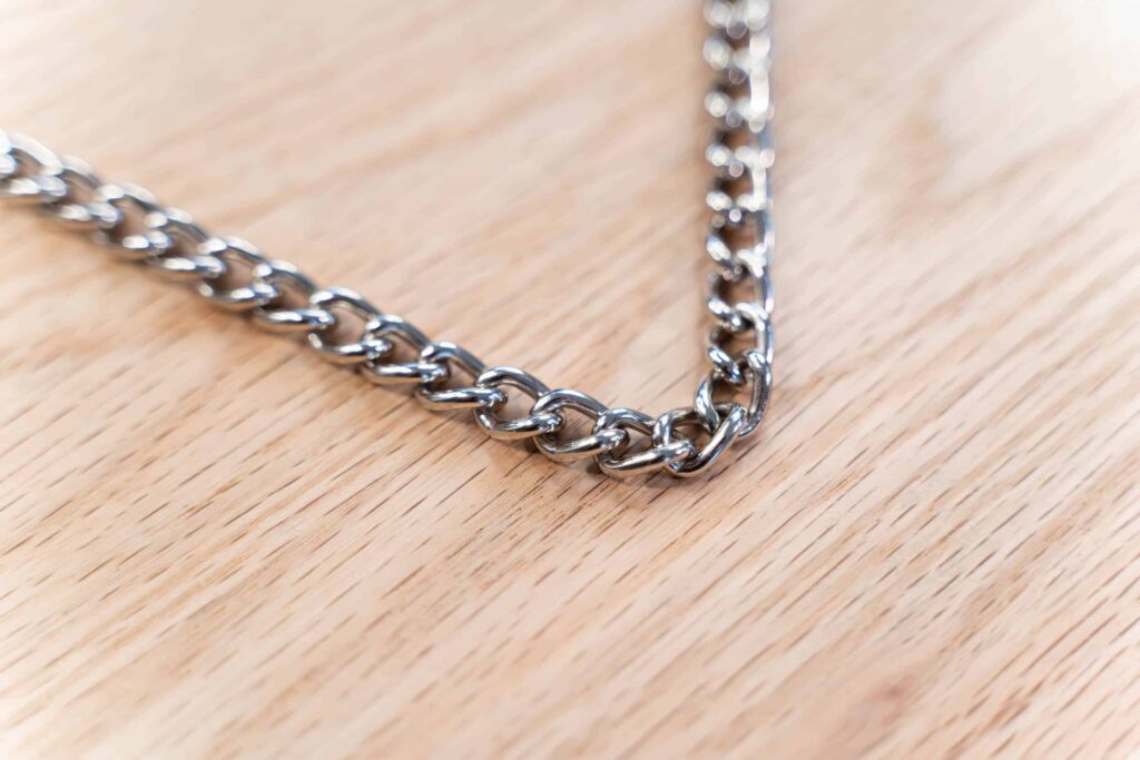 Strong Metal Chain On This Mens Leather Bifold Wallet Strong Metal Chain On This Mens Leather Bifold Wallet