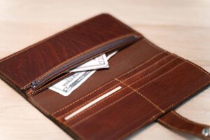 Two bill slots separated by a leather divider
