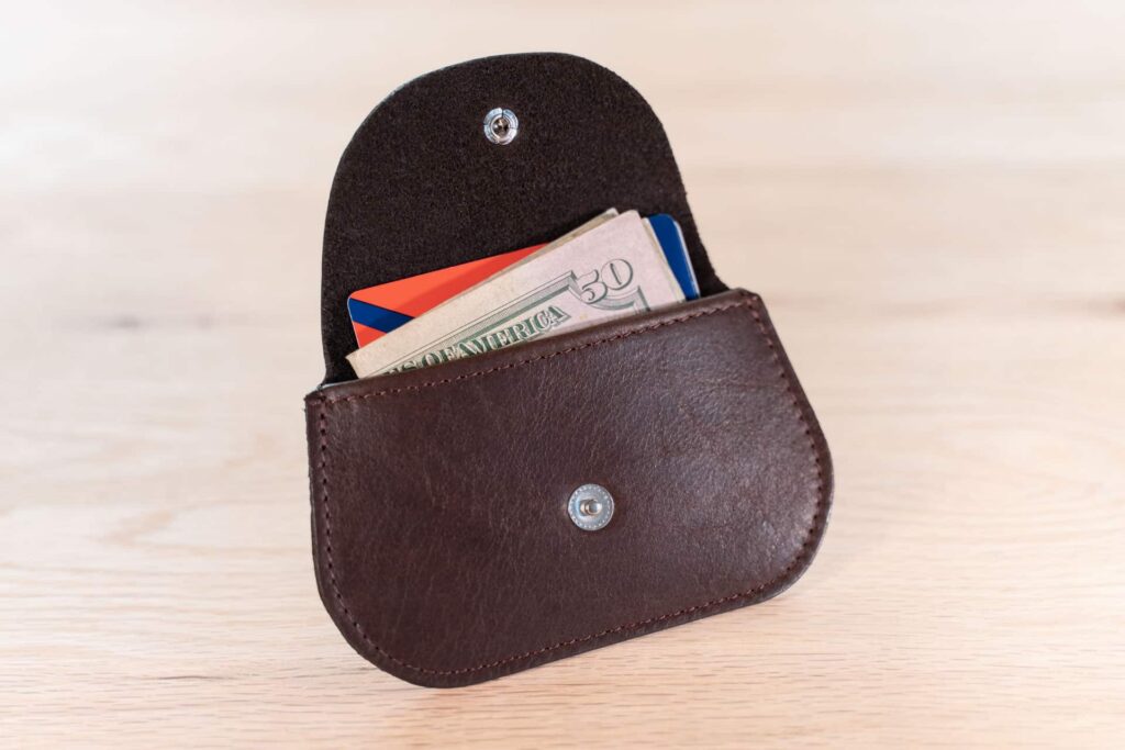 Women'S Minimalist Wallet In Brown Leather Holding Credit Cards And Cash Women'S Minimalist Wallet - Brown Leather - Made In Usa